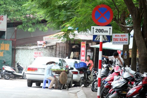 Cấm dừng đỗ trong khoảng cách 200 m, nhưng nhiều xế hộp vẫn đỗ dưới lòng đường, vào quán bia để nhậu, ảnh chụp trên đường Nguyễn Khánh Toàn.